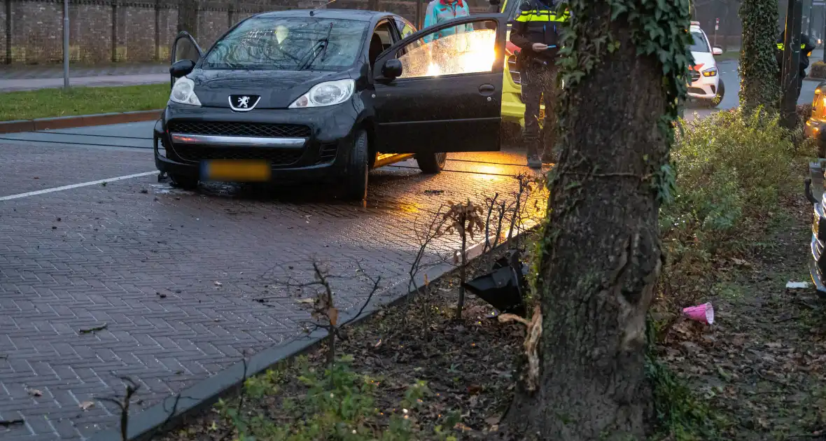 Gewonde nadat auto uit bocht vliegt en tegen boom klapt - Foto 2