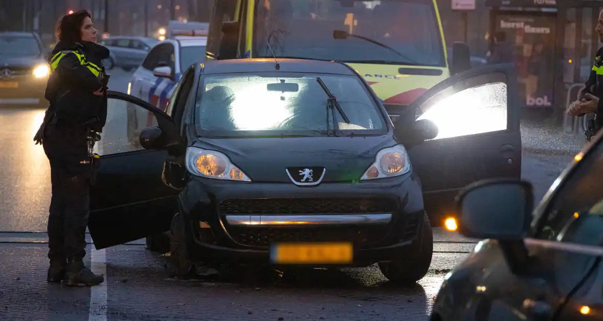 Gewonde nadat auto uit bocht vliegt en tegen boom klapt - Foto 3