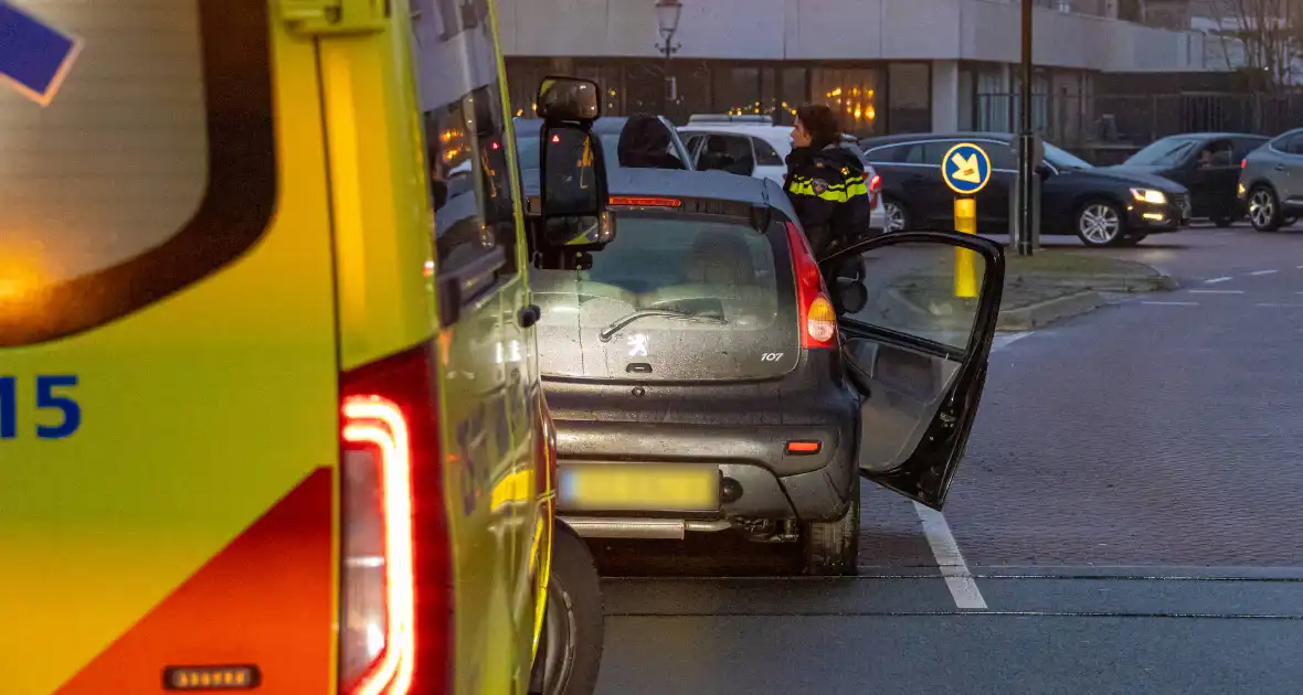 Gewonde nadat auto uit bocht vliegt en tegen boom klapt - Foto 5