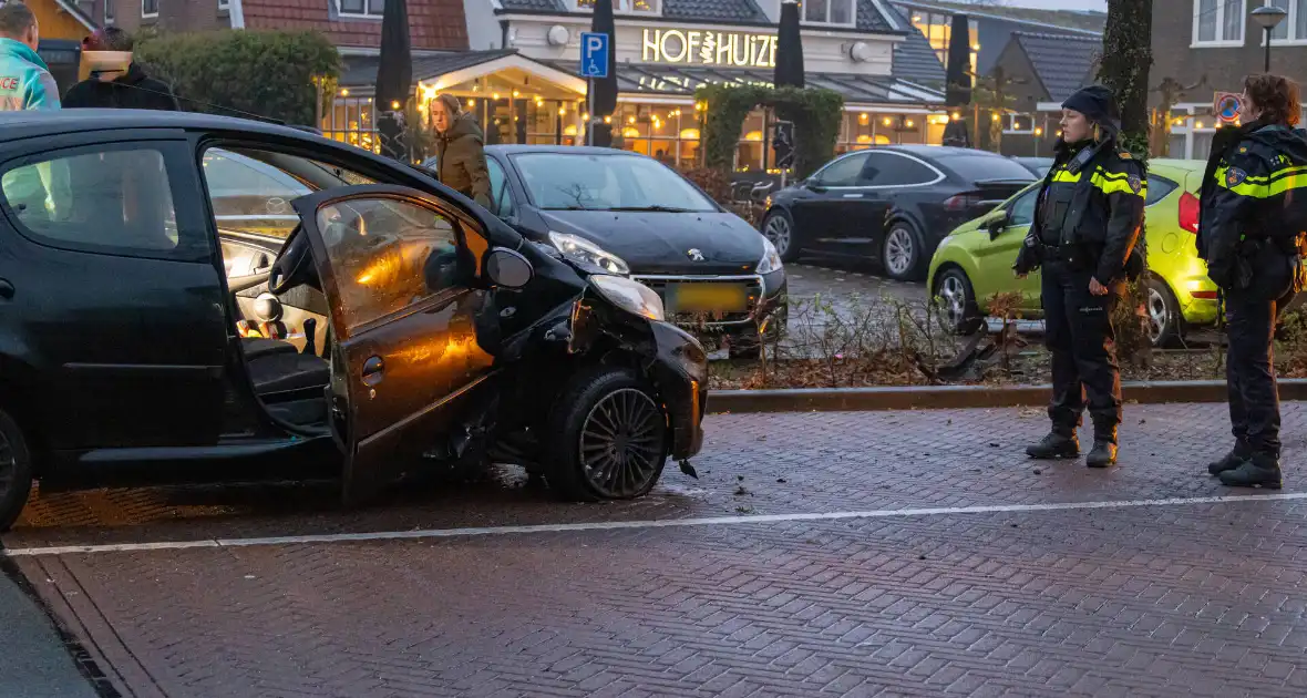 Gewonde nadat auto uit bocht vliegt en tegen boom klapt - Foto 6