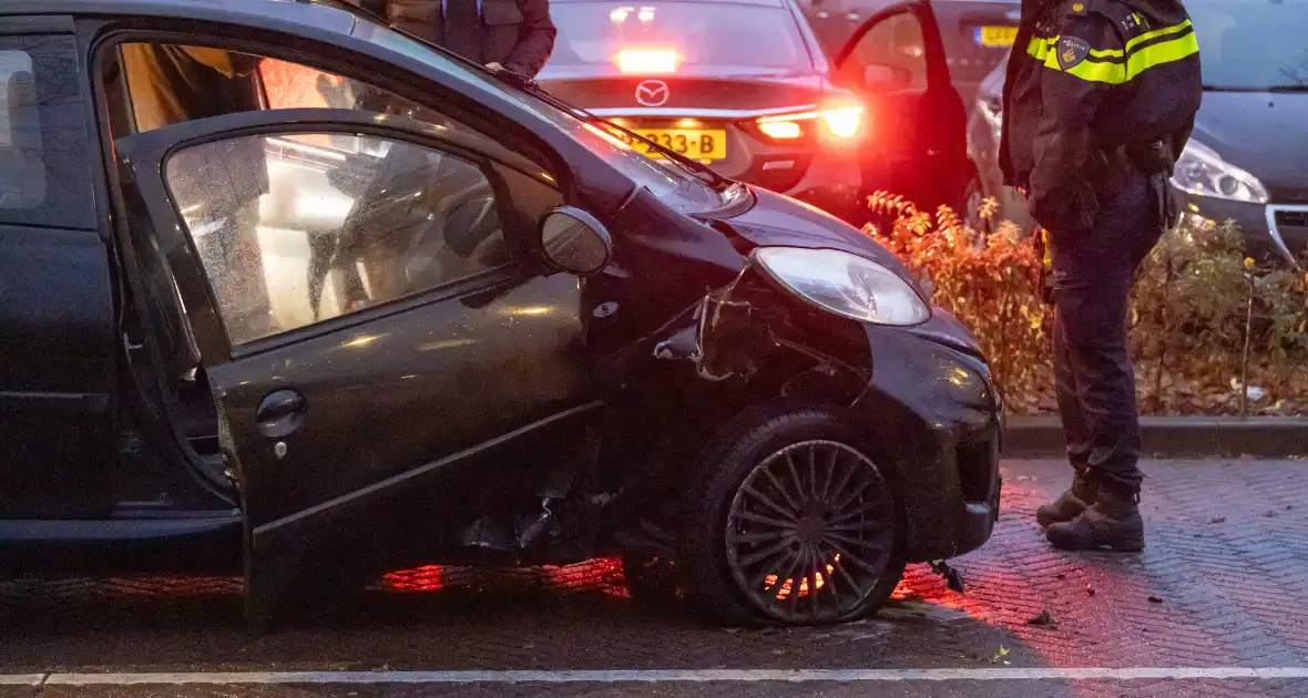 Gewonde nadat auto uit bocht vliegt en tegen boom klapt - Foto 7