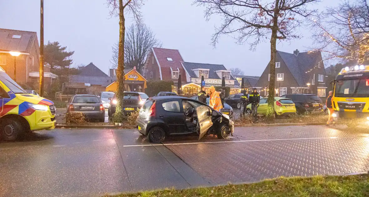 Gewonde nadat auto uit bocht vliegt en tegen boom klapt - Foto 8