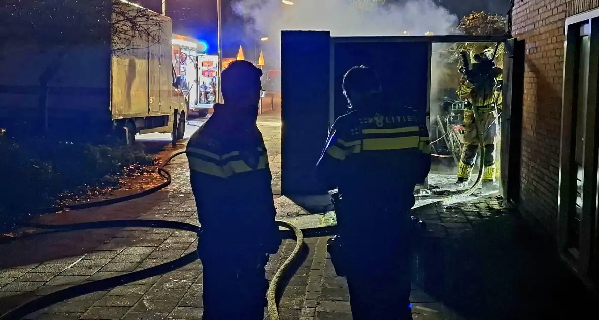 Brand slaat over naar schutting - Foto 7