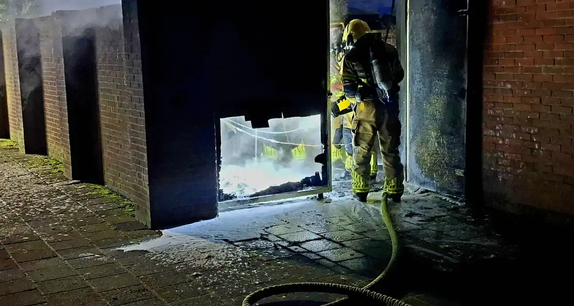 Brand slaat over naar schutting - Foto 8