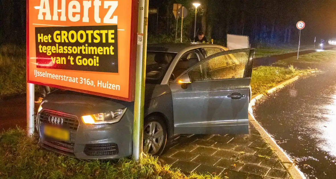 Auto botst op informatiezuil