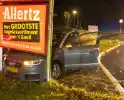 Auto botst op informatiezuil