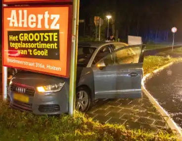 Auto botst op informatiezuil