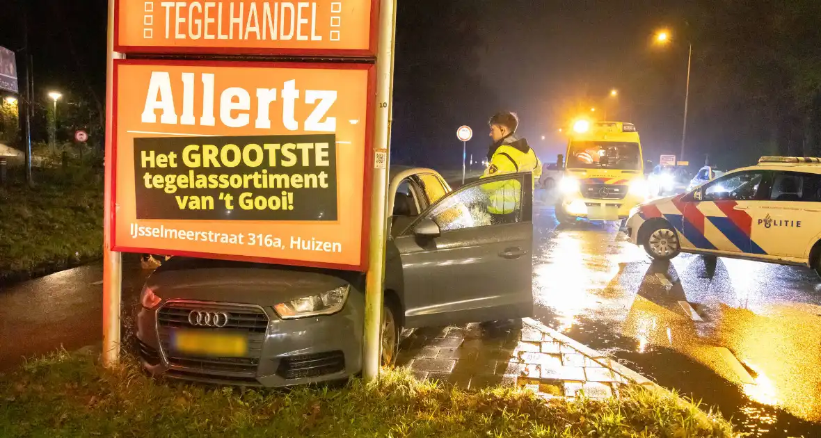 Auto botst op informatiezuil - Foto 2