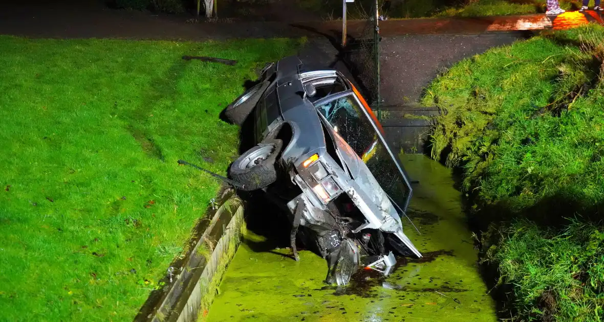 Oldtimer ramt boom en belandt in sloot bij crash