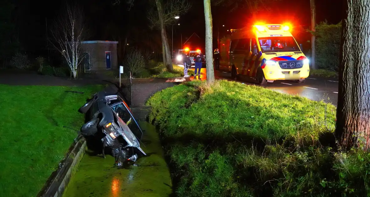 Oldtimer ramt boom en belandt in sloot bij crash - Foto 4