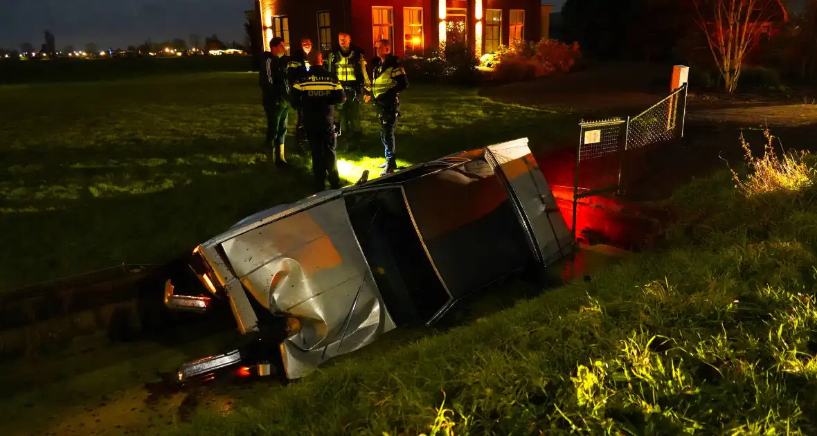 Oldtimer ramt boom en belandt in sloot bij crash - Foto 8