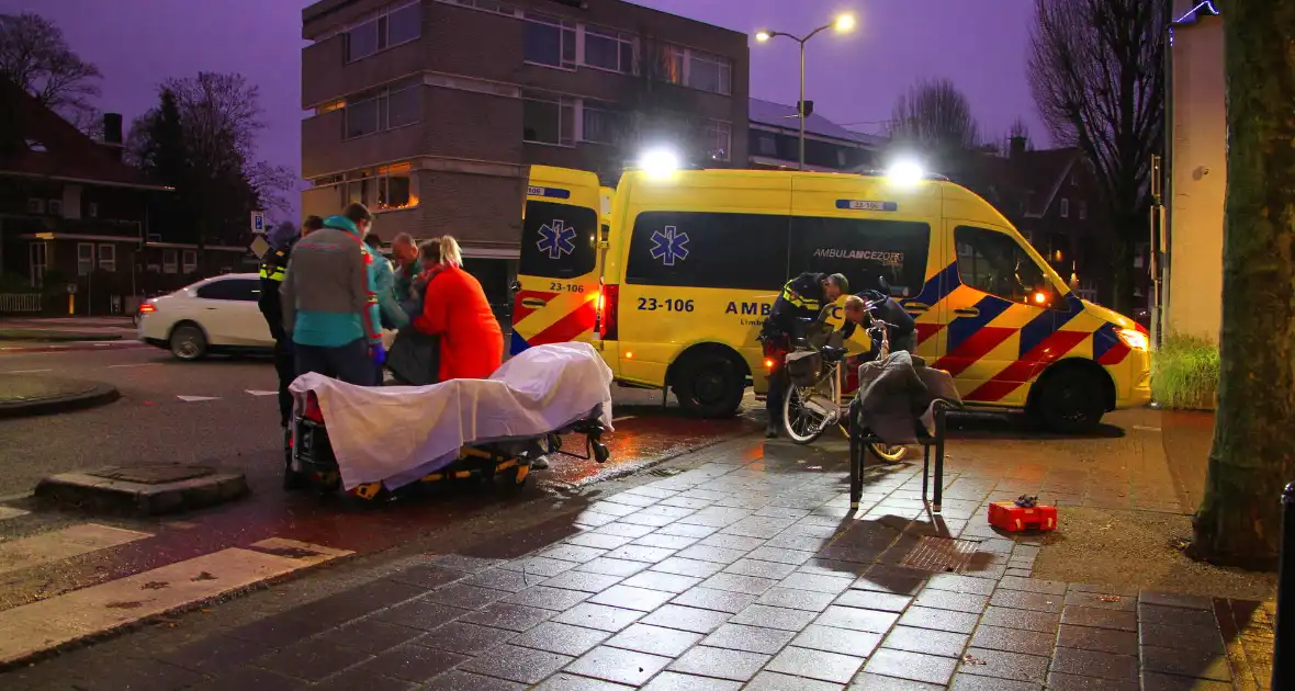 Fietsster botst tegen stoeprand - Foto 3