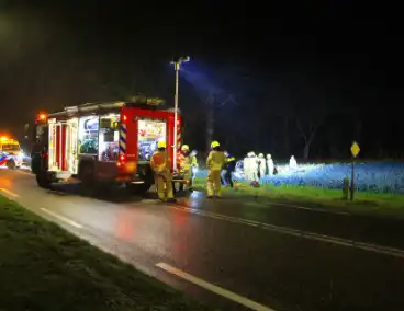 Auto belandt tussen prij door aanrijding