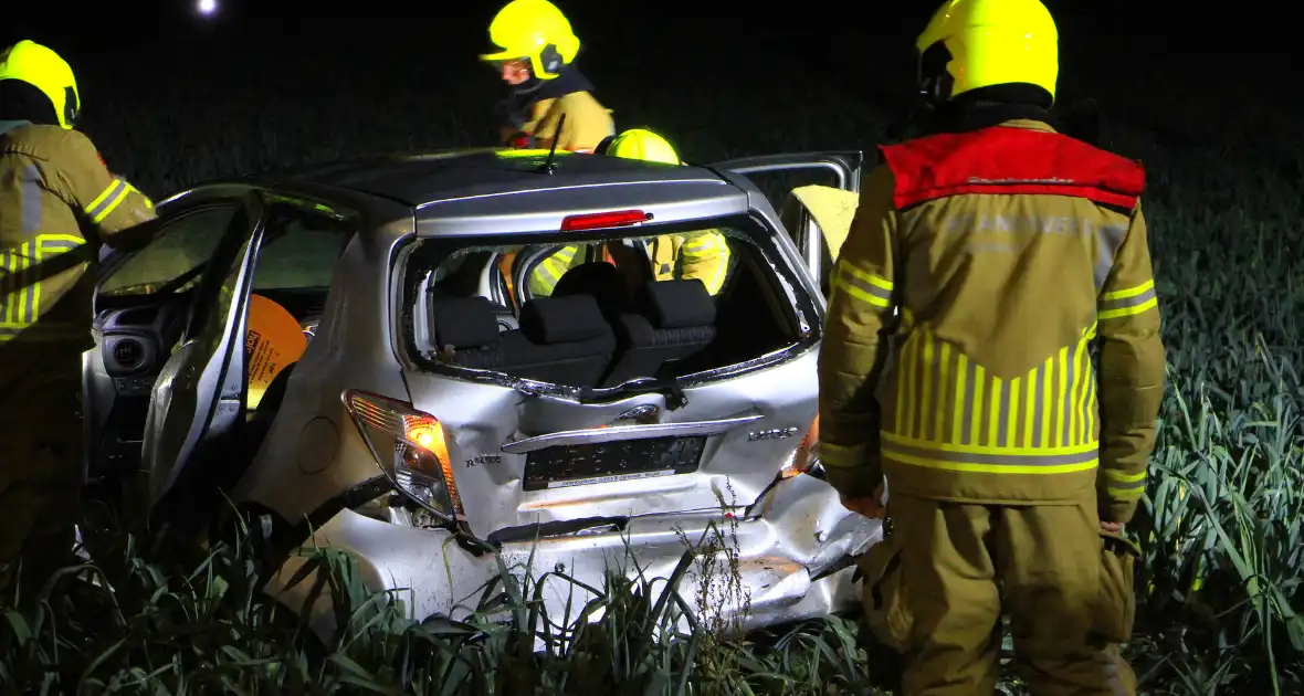 Auto belandt tussen prij door aanrijding - Foto 1