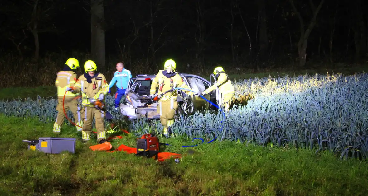 Auto belandt tussen prij door aanrijding - Foto 2