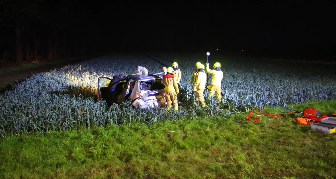 Auto belandt tussen prij door aanrijding - Foto 3