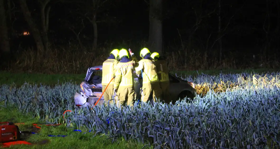 Auto belandt tussen prij door aanrijding - Foto 4