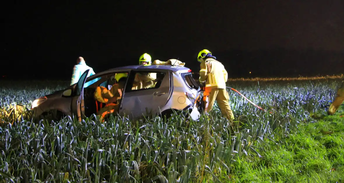 Auto belandt tussen prij door aanrijding - Foto 5