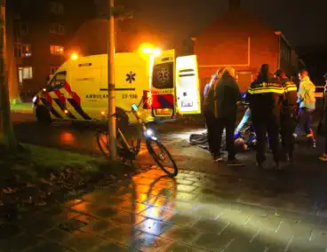 Fietser gaat onderuit door bladeren op de weg