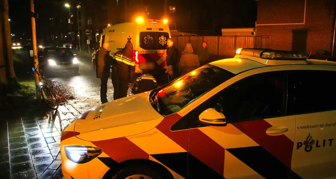 Fietser gaat onderuit door bladeren op de weg - Foto 2