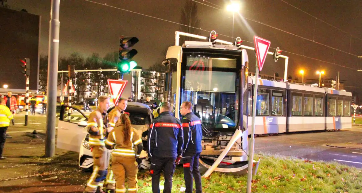 Meerdere gewonden bij ernstige botsing tussen auto en tram