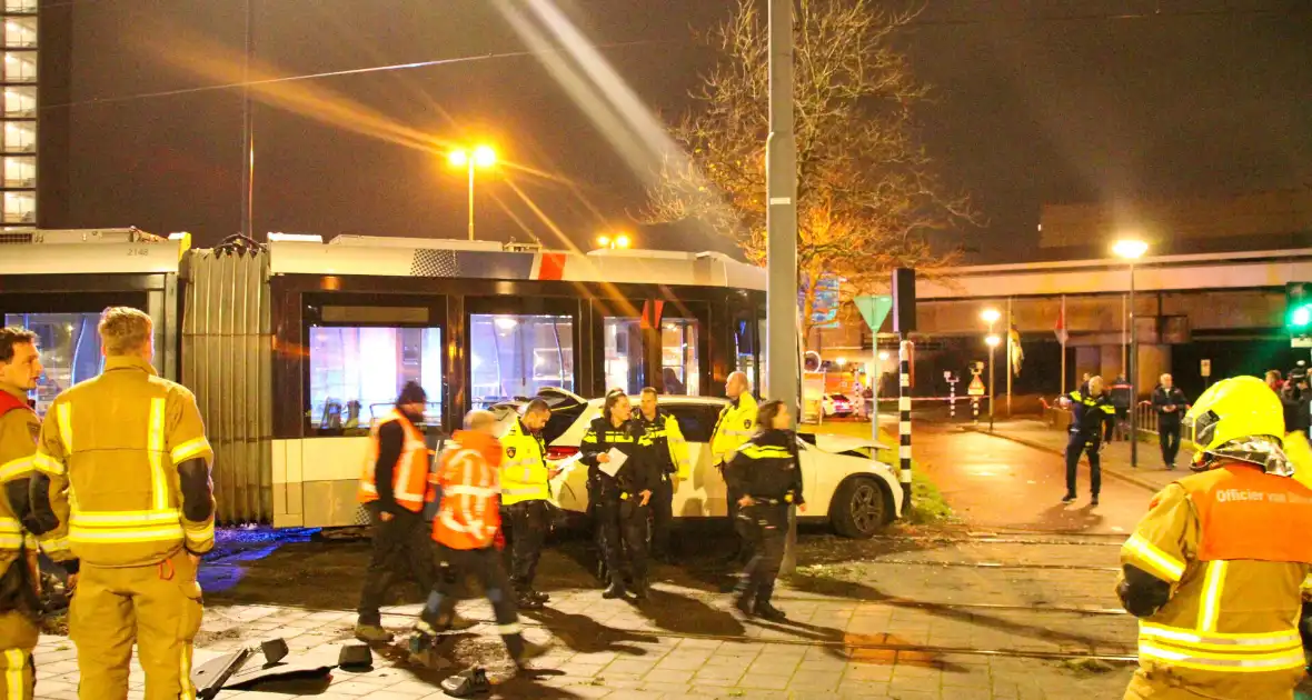 Meerdere gewonden bij ernstige botsing tussen auto en tram - Foto 1