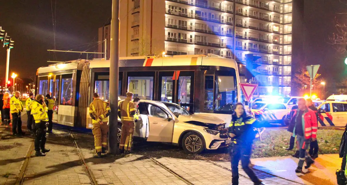 Meerdere gewonden bij ernstige botsing tussen auto en tram - Foto 5