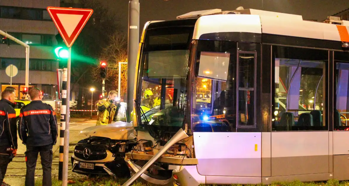 Meerdere gewonden bij ernstige botsing tussen auto en tram - Foto 7