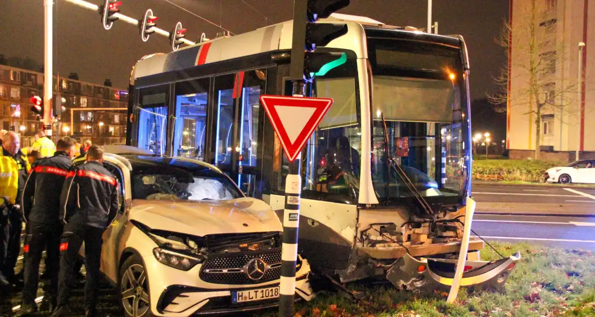 Meerdere gewonden bij ernstige botsing tussen auto en tram - Foto 9