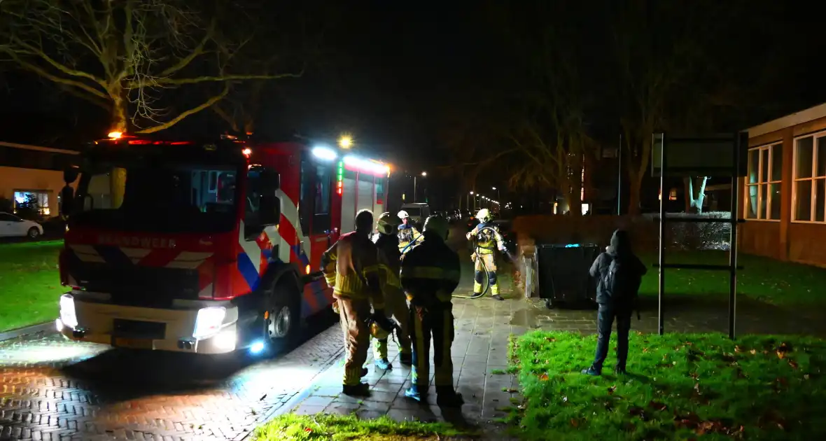 Brandweer blust brand in vuilcontainer - Foto 2