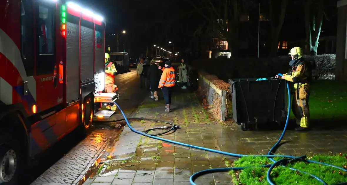 Brandweer blust brand in vuilcontainer - Foto 3