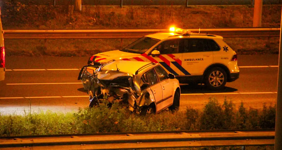 Auto zwaar beschadigd na ongeval op snelweg