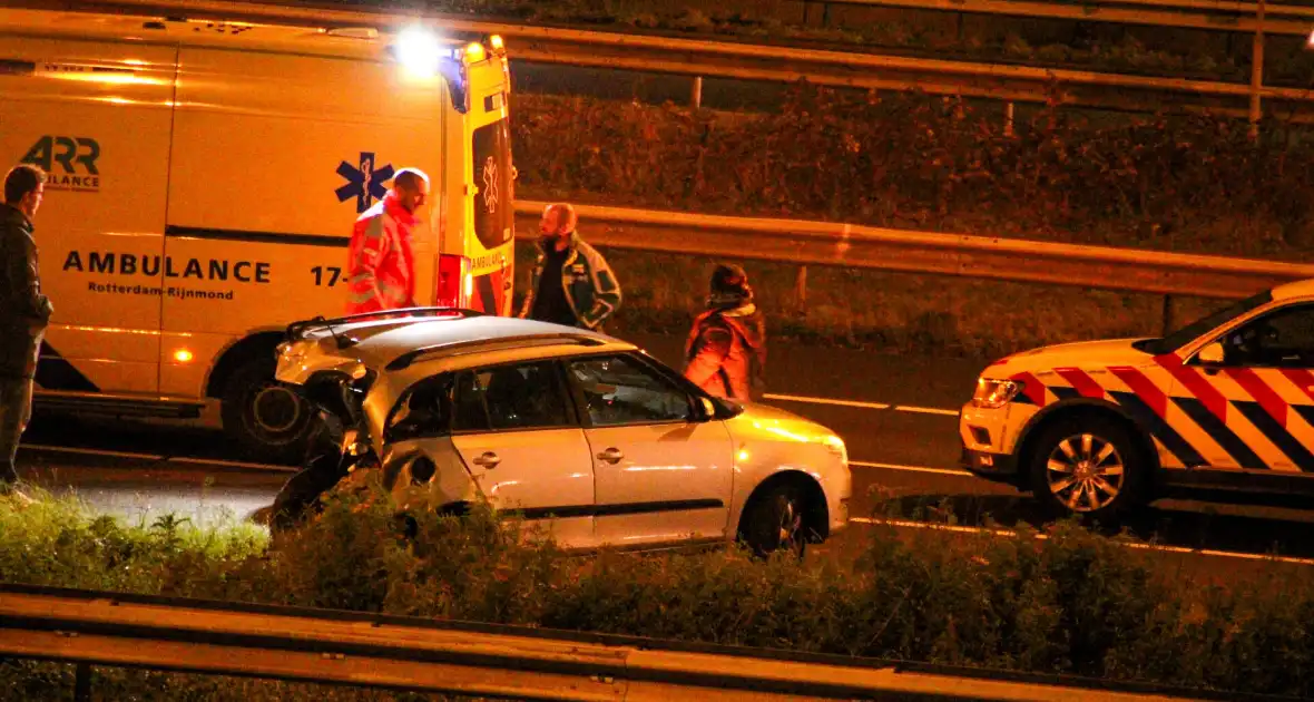 Auto zwaar beschadigd na ongeval op snelweg - Foto 1