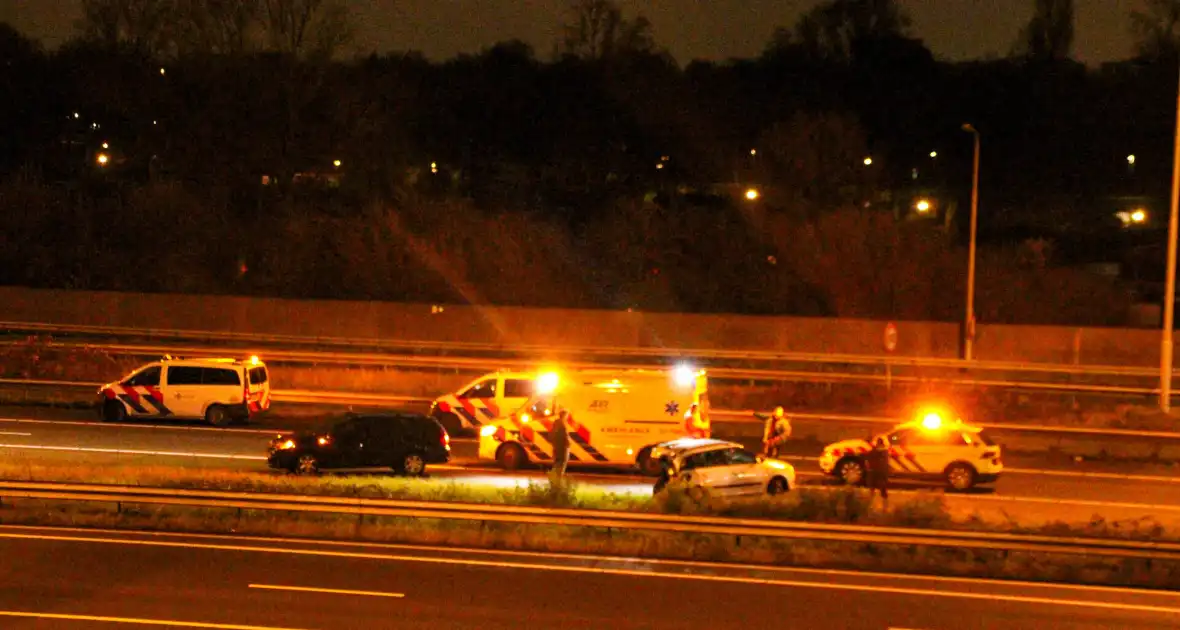 Auto zwaar beschadigd na ongeval op snelweg - Foto 2