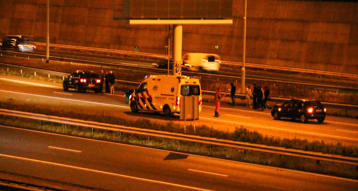 Auto zwaar beschadigd na ongeval op snelweg - Foto 3