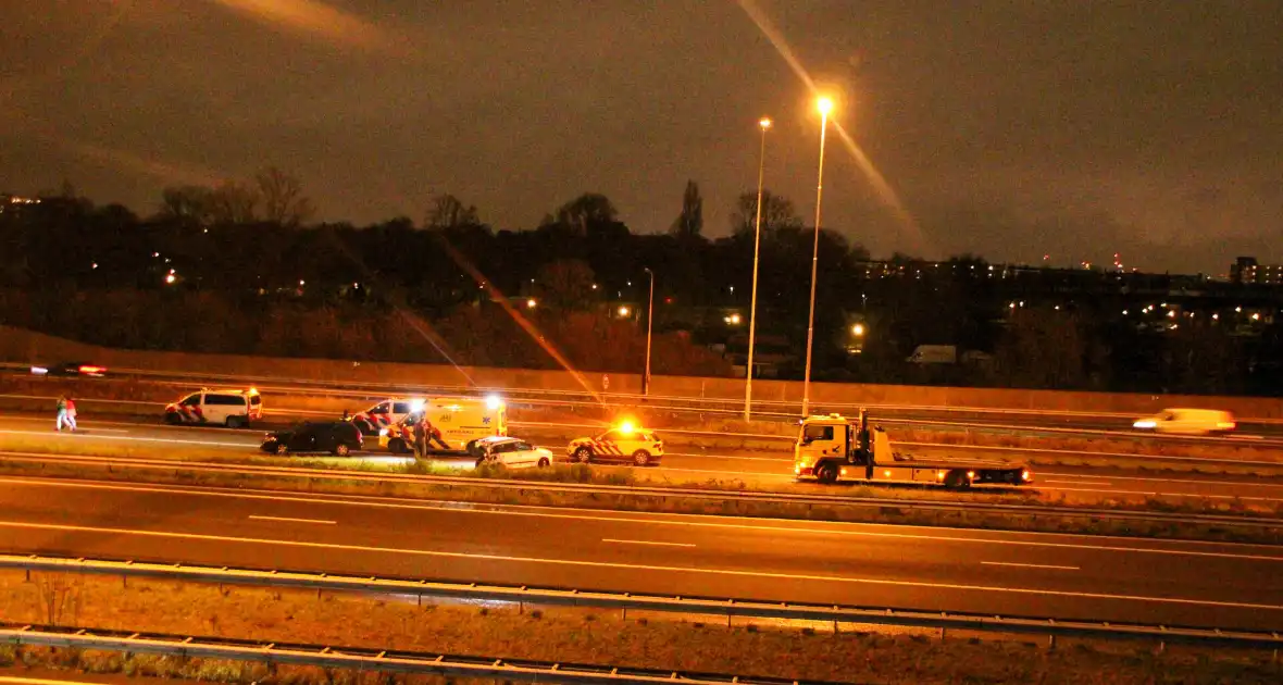 Auto zwaar beschadigd na ongeval op snelweg - Foto 5