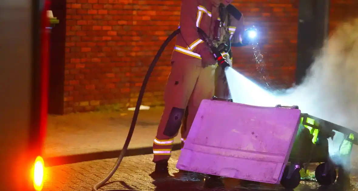 Container midden op de weg in brand