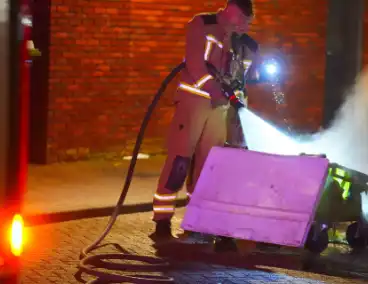 Container midden op de weg in brand