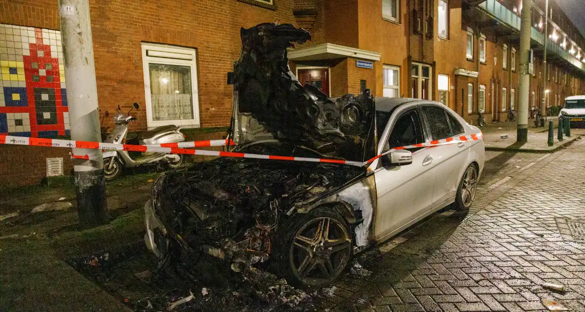 Eigenaar ziet auto in vlammen op gaan