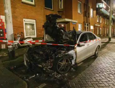 Eigenaar ziet auto in vlammen op gaan