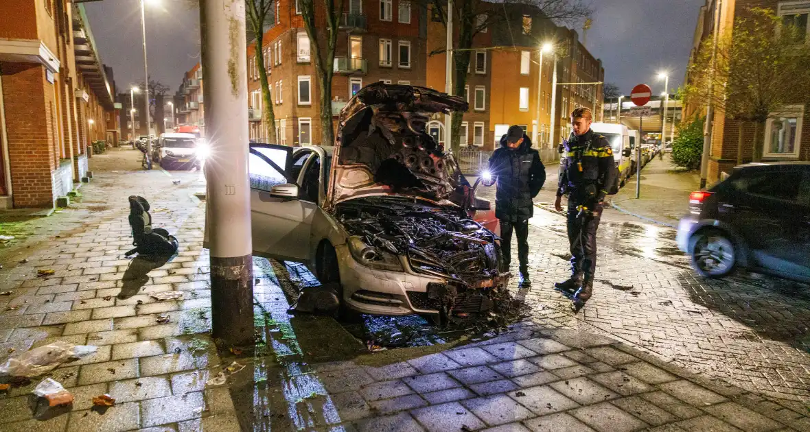 Eigenaar ziet auto in vlammen op gaan - Foto 1