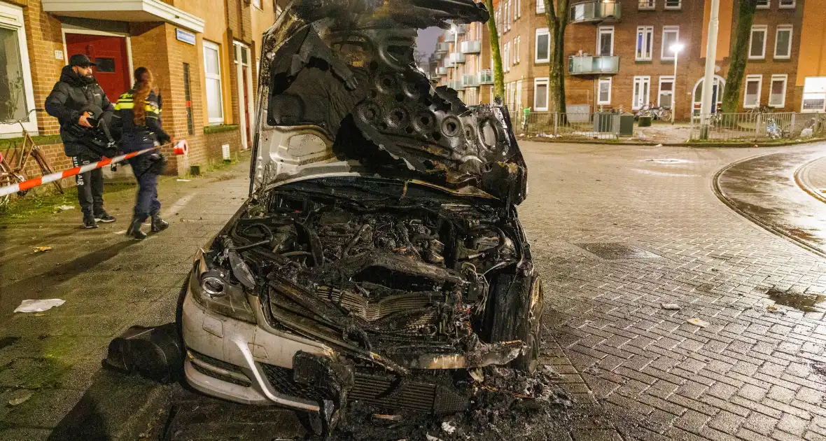 Eigenaar ziet auto in vlammen op gaan - Foto 2