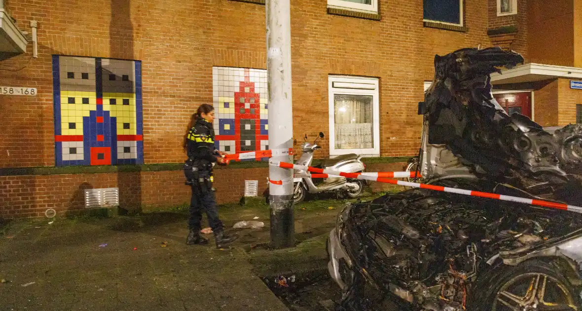 Eigenaar ziet auto in vlammen op gaan - Foto 3