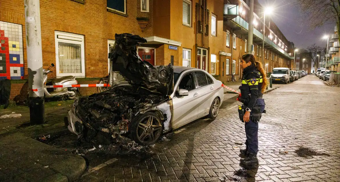 Eigenaar ziet auto in vlammen op gaan - Foto 5