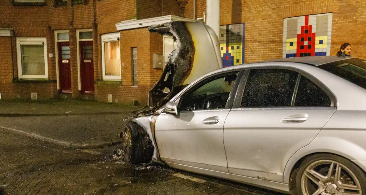 Eigenaar ziet auto in vlammen op gaan - Foto 7