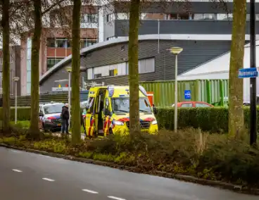 Omstanders helpen gewonde man op fietspad