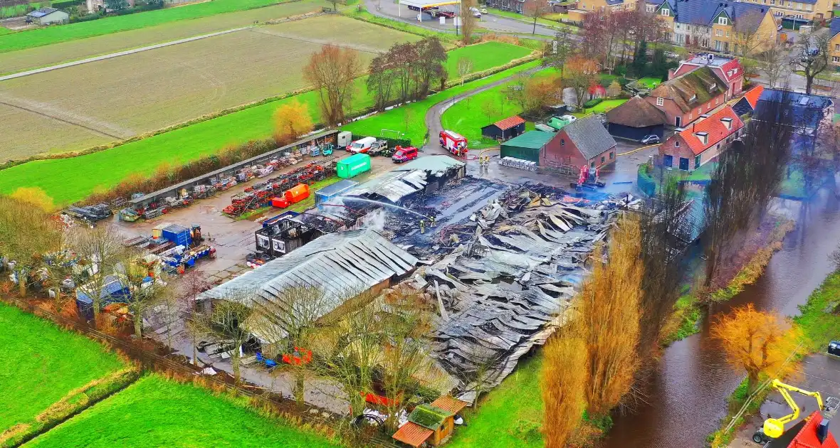 Brandmeester bij brand houthandel nablussen begonnen