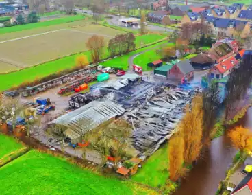 Brandmeester bij brand houthandel nablussen begonnen