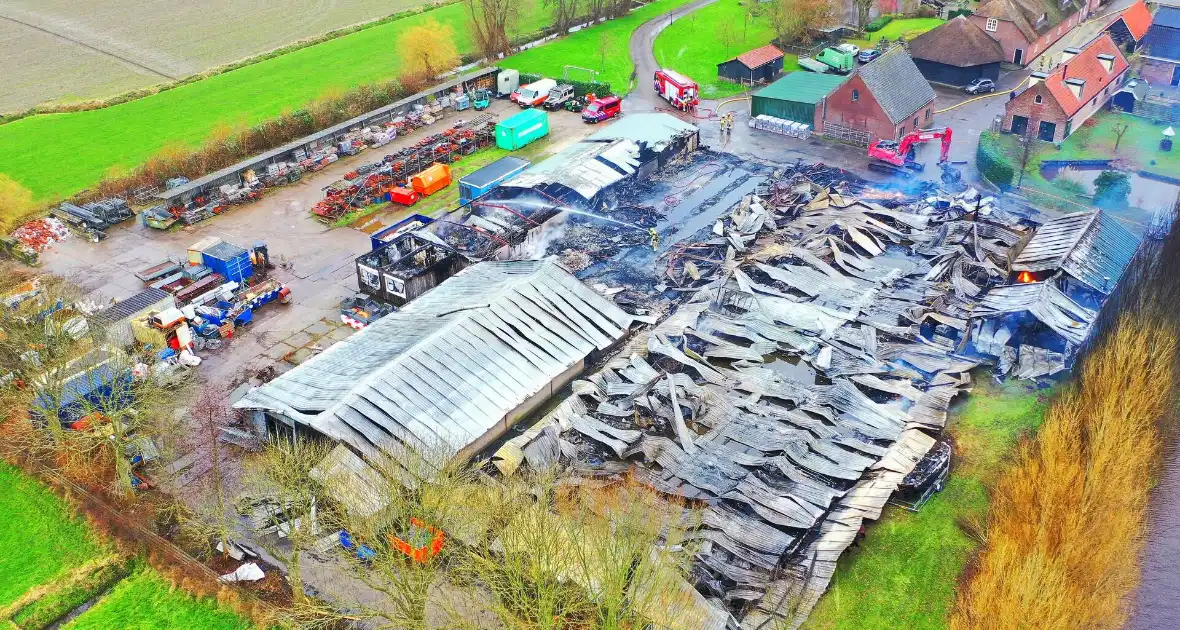 Brandmeester bij brand houthandel nablussen begonnen - Foto 1