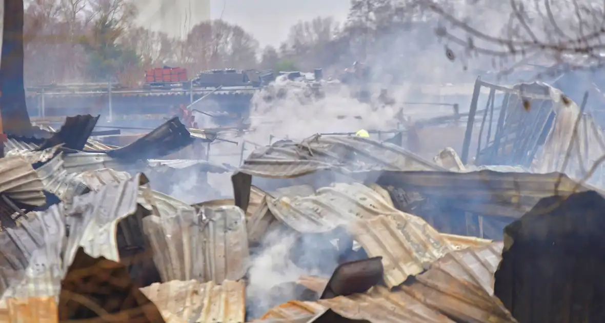 Brandmeester bij brand houthandel nablussen begonnen - Foto 3